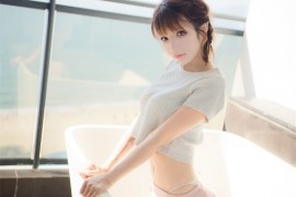 飞天小nabby夏日女友写真：阳台与海风交织的青春物语