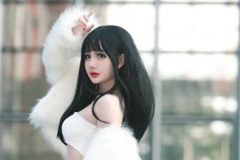 炸蛋Booom白绒抹胸裙大片：齐刘海黑长直的纯欲暴击