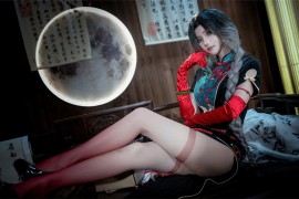 花兮_honoka孤剑惊荷cos写真：红黑旗袍与月光下的江湖绝色