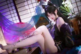花兮_honoka永劫无间玉玲珑cos：黑紫战袍与猫耳发髻的致命魅力​