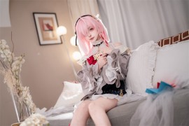 Momoko葵葵cos深空之眼·诗蔻蒂：当粉色发丝垂落沙发，二次元照进现实